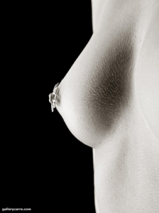 【画像】幻想的な雰囲気の女性の裸体
