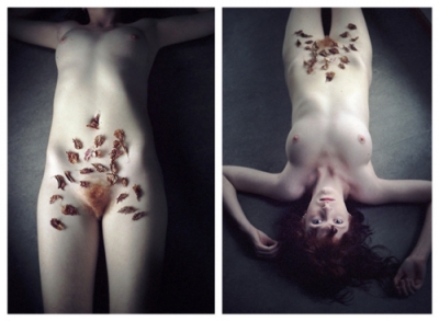 【画像】幻想的な雰囲気の女性の裸体
