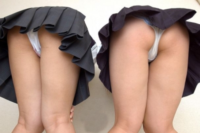 【画像】スカートでお尻を突き出したポーズ画像